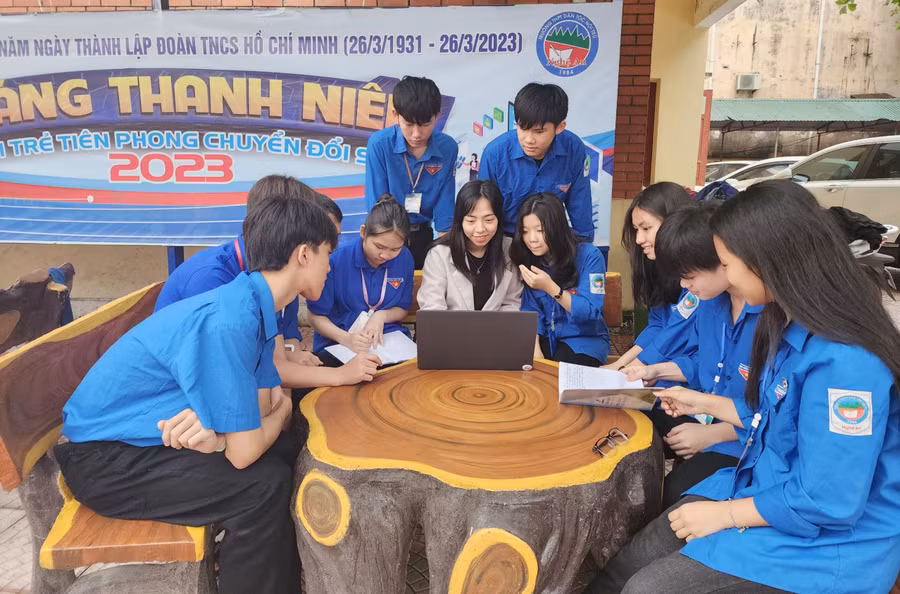 Cô Nguyễn Thị Thùy Linh là người dẫn dắt, bồi dưỡng chính đội tuyển dự thi Toán quốc tế. Ảnh: Hồ Lài