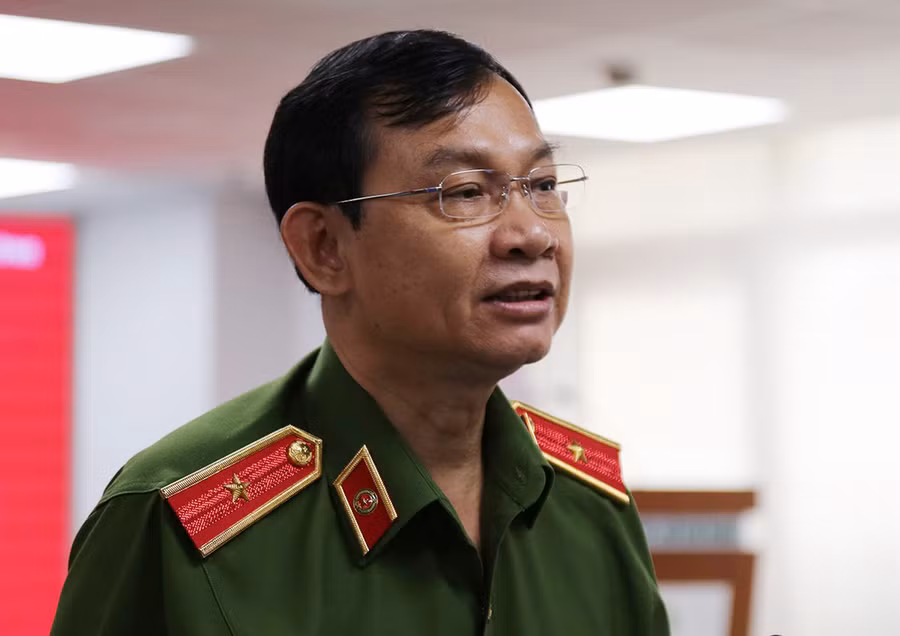 Thiếu tướng Đinh Thanh Nhàn, Phó giám đốc Công an Thành phố Hồ Chí Minh tại buổi họp báo sáng nay. Ảnh: Đình Văn.