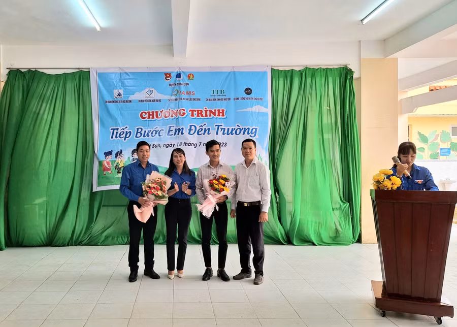 Đại diện chính quyền địa phương tặng hoa tri ân các nhà tài trợ.