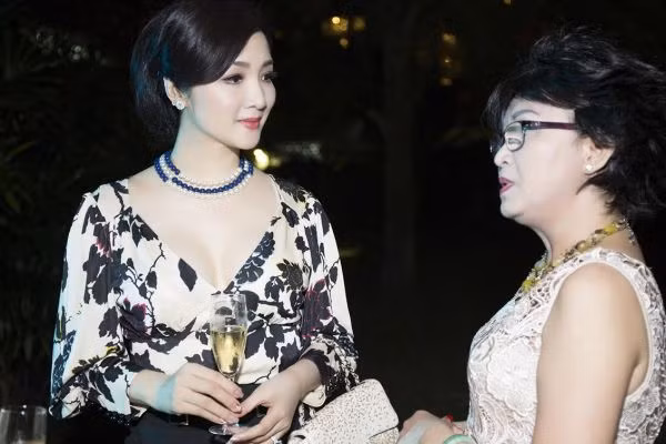 Hình ảnh: Hoa hậu Giáng My sang trọng trong đêm tiệc ở Lãnh sự quán Pháp số 7
