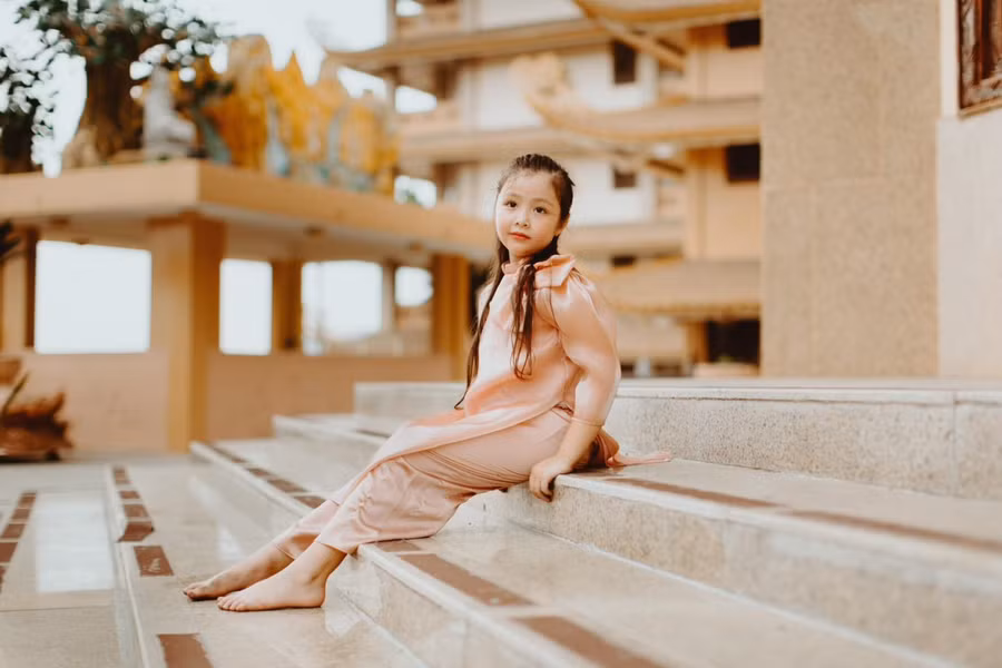 Cô bé tạo dáng vô cùng chuyên nghiệp trước ống kính.