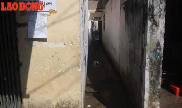Con hẻm dẫn vào khu nhà trọ bị cháy khiến 5 người nhập viện cấp cứu.
