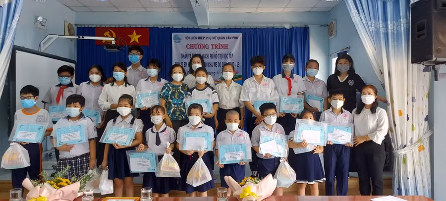 Ở quận Tân Phú, Hội LHPN đã vận động nguồn lực tổ chức trao học bổng NTMK và chương trình “Vòng tay yêu thương”.
