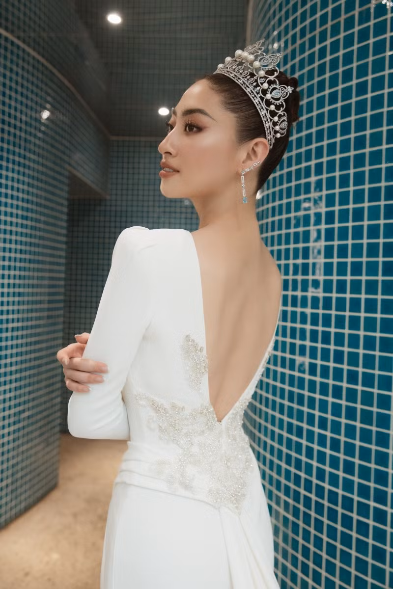 Hoa hậu Lương Thùy Linh chứng tỏ thần thái và nét quyến rũ đặc biệt của mình.