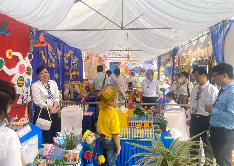 Đại biểu tham quan các gian hàng trưng bày sản phẩm STEM. Đại biểu tham quan các gian hàng trưng bày sản phẩm STEM.
