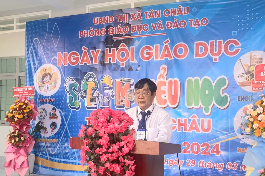 Ông Lê Văn Dũng - Phó trưởng Phòng GD&ĐT thị xã Tân Châu phát biểu khai mạc Ngày hội. Ông Lê Văn Dũng - Phó trưởng Phòng GD&ĐT thị xã Tân Châu phát biểu khai mạc Ngày hội.