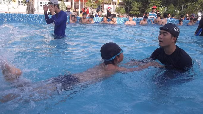 Giáo viên dạy bơi cho học sinh Giáo viên dạy bơi cho học sinh