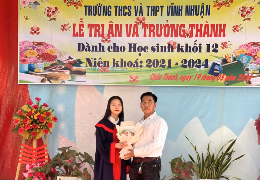 Học sinh tặng hoa tri ân ba mẹ tại buổi lễ.