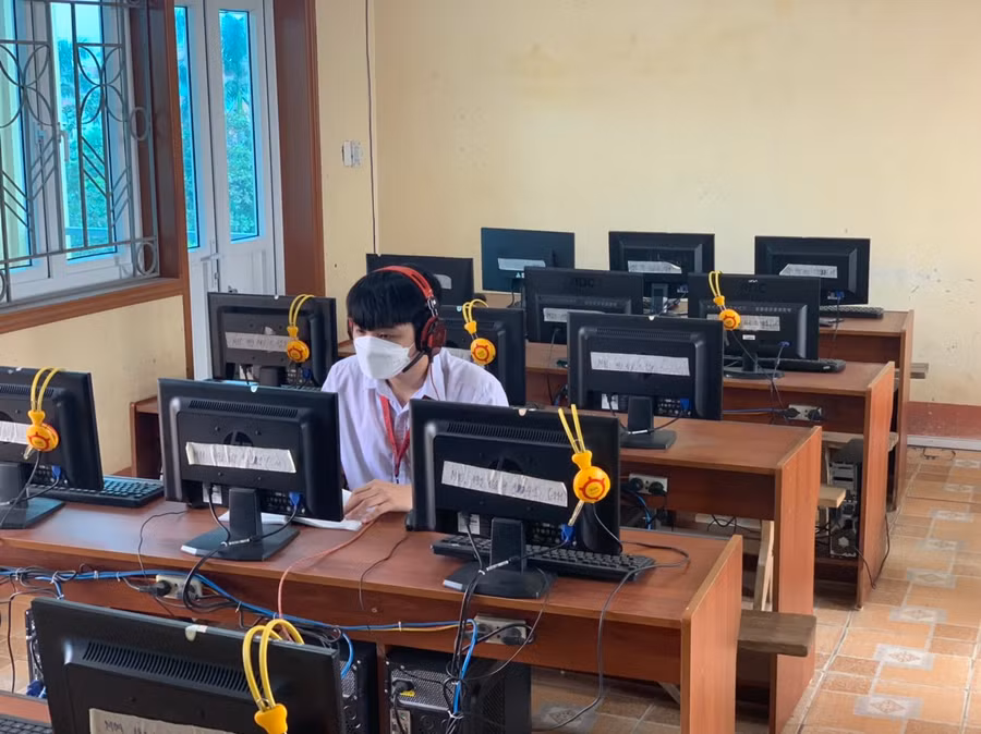 Học sinh Trường THPT Ân Thi học trực tuyến tại phòng máy của trường.