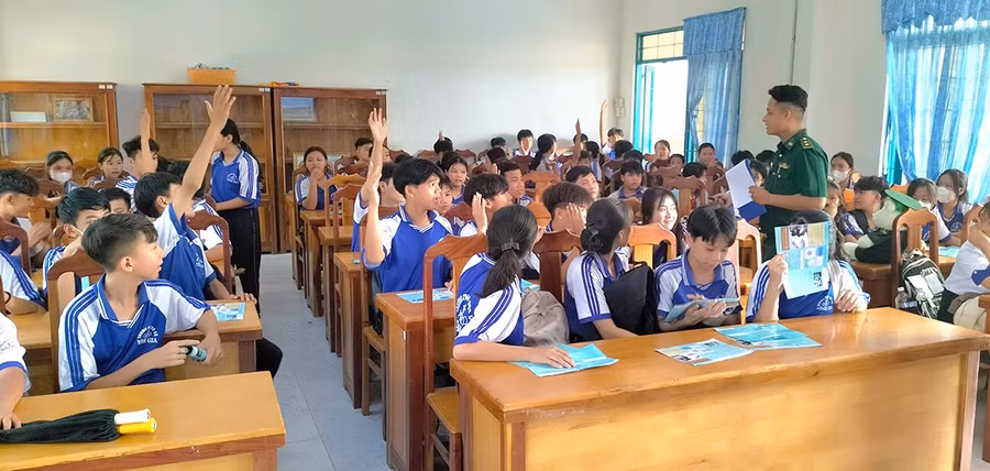 Học sinh Trường THCS Vĩnh Gia (huyệm Tri Tôn, tỉnh An Giang) tham gia tiết học.