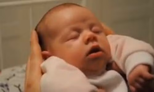 Cách ru con ngủ độc đáo của ông bố trẻ.