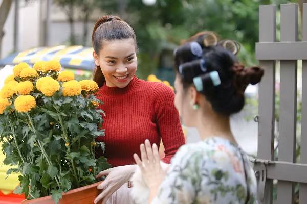 Hồ Ngọc Hà diễn cùng bố mẹ trong MV Tết ảnh 5