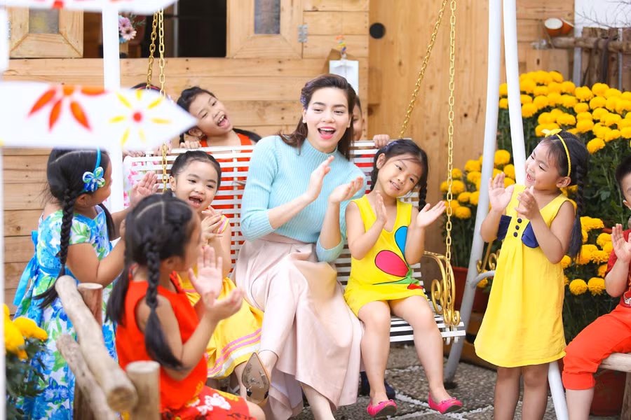 Hồ Ngọc Hà diễn cùng bố mẹ trong MV Tết ảnh 10