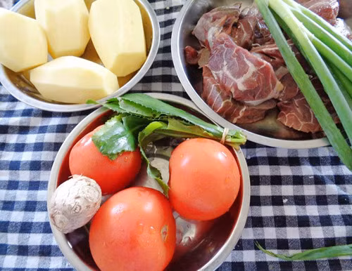 Bò hầm cà chua cho bữa cơm thêm ấm - 2
