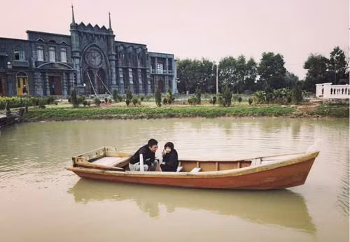 Cường Đô la và Subeo thích thú chèo thuyền ở Hà Nội