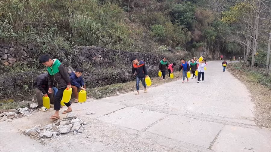 Học sinh Trường PTDTB Tiểu học Tả Gia Khâu (Mường Khương, Lào Cai) được huy động lấy nước lúc cao điểm thiếu nước. Ảnh: NTCC