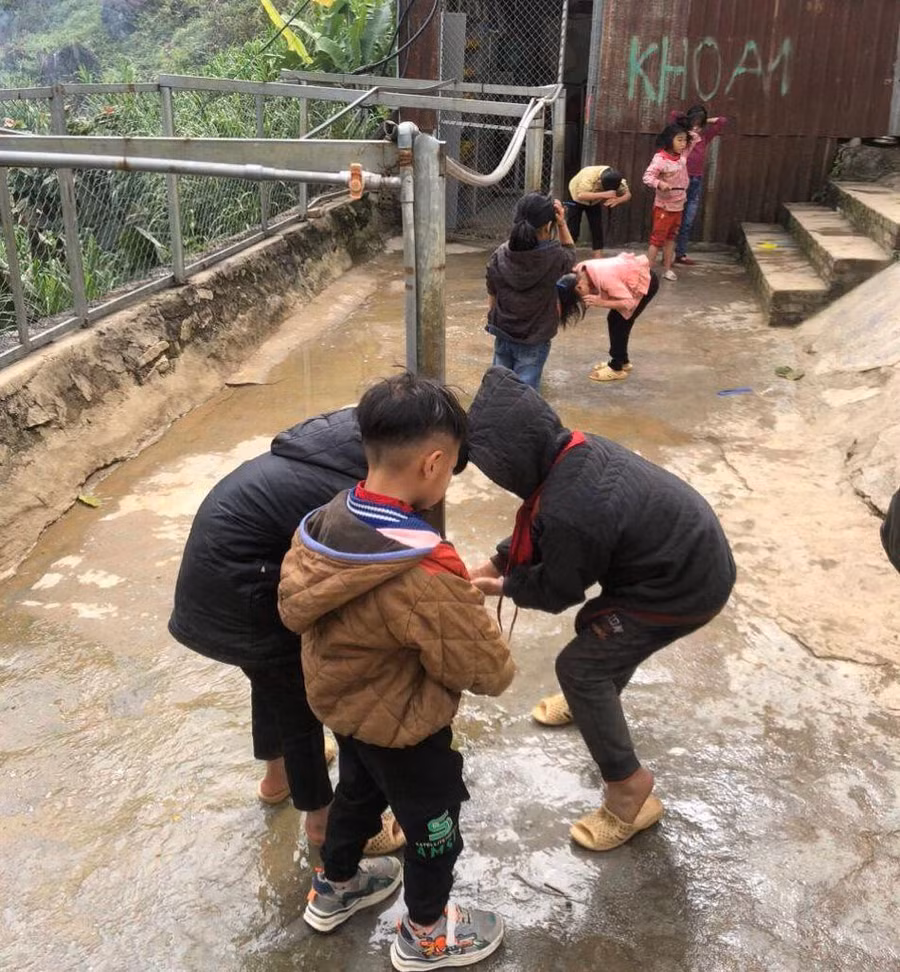 Học sinh Trường PTDTBT Tiểu học Bát Đại Sơn (Quản Bạ, Hà Giang) được dạy kỹ năng sử dụng nước tiết kiệm từ khi vào trường. Ảnh: NTCC