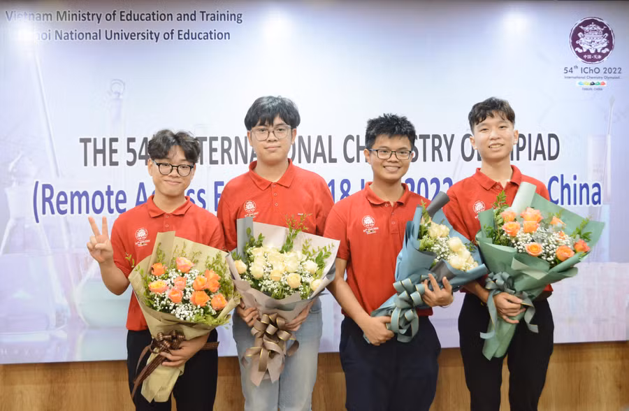 Cả 4/4 học sinh Việt Nam tham dự Olympic Hóa học quốc tế 2022 đều đoạt Huy chương Vàng. Ảnh: INT Cả 4/4 học sinh Việt Nam tham dự Olympic Hóa học quốc tế 2022 đều đoạt Huy chương Vàng. Ảnh: INT