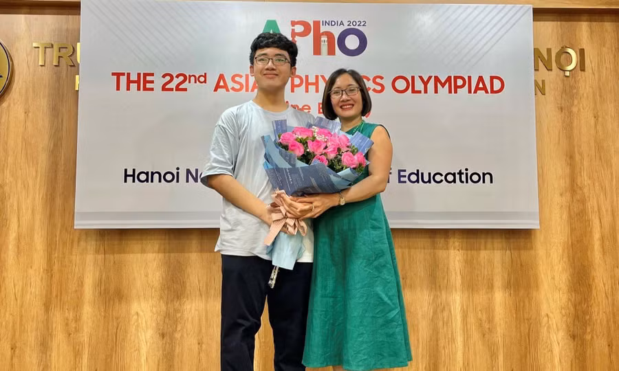 Võ Hoàng Hải (Trường THPT chuyên Khoa học Tự nhiên, ĐH Quốc gia Hà Nội) trở thành học sinh đầu tiên của Việt Nam giành được Huy chương Vàng Olympic Vật lý quốc tế khi mới chỉ học lớp 10. Võ Hoàng Hải (Trường THPT chuyên Khoa học Tự nhiên, ĐH Quốc gia Hà Nội) trở thành học sinh đầu tiên của Việt Nam giành được Huy chương Vàng Olympic Vật lý quốc tế khi mới chỉ học lớp 10.
