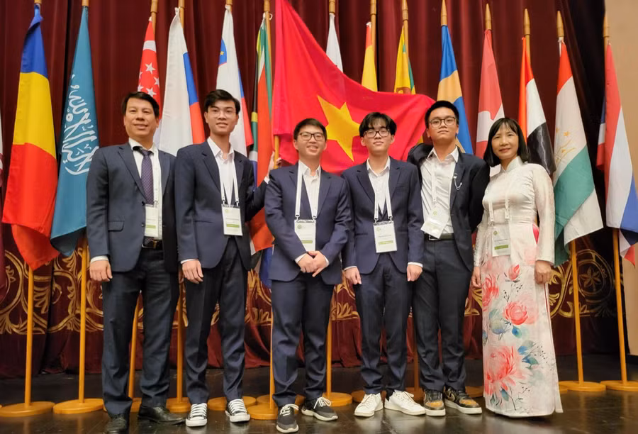 PGS.TS Nguyễn Quang Huy - Trưởng đoàn, PGS Lê Thị Phương Hoa - Phó đoàn, cùng 4 học sinh trong đội tuyển Olympic Sinh học quốc tế năm 2022.