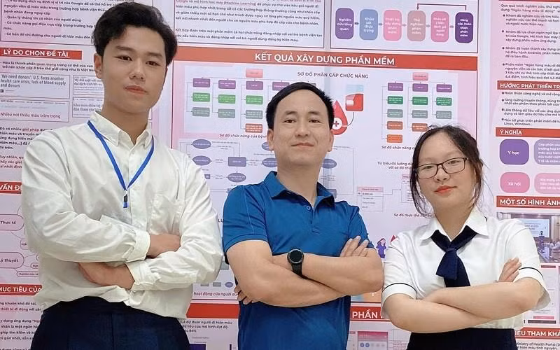 Hai học sinh nghiên cứu dự án và thầy hướng dẫn Mai Hồng Kiên (giữa).