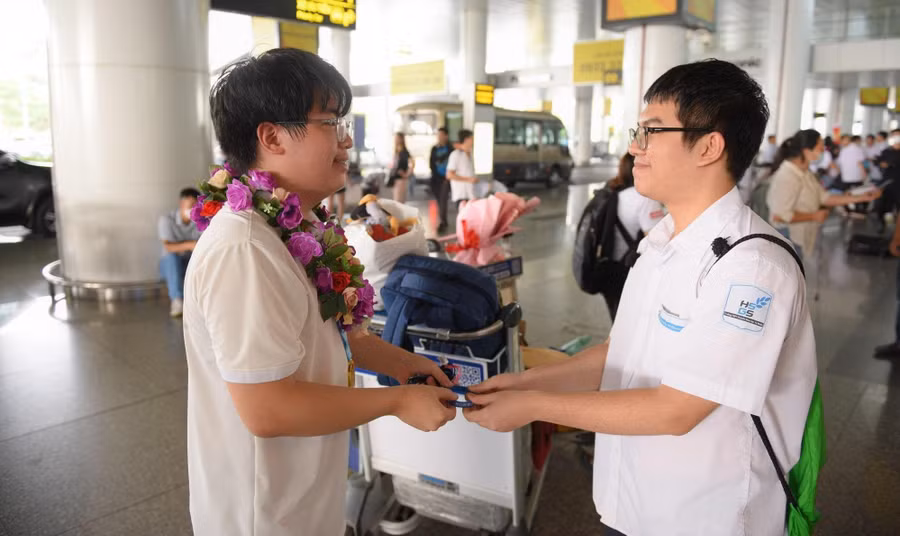 Ngô Quý Đăng (trái) hội ngộ bạn bè tại sân bay quốc tế Nội Bài sau khi trở về từ kỳ thi Olympic Toán học quốc tế năm 2022.