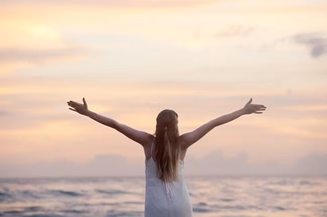 Lòng người như nước trong bát, rót nhẹ thì nước mới trong