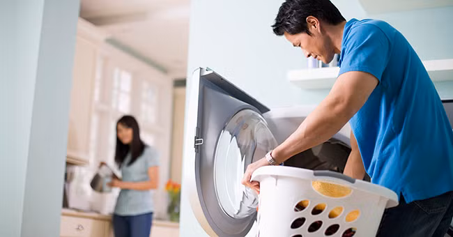 Một người đàn ông yêu chiều vợ, thương vợ chính là người biết chủ động giúp đỡ vợ từ những việc nhỏ nhất trong nhà – Ảnh Internet