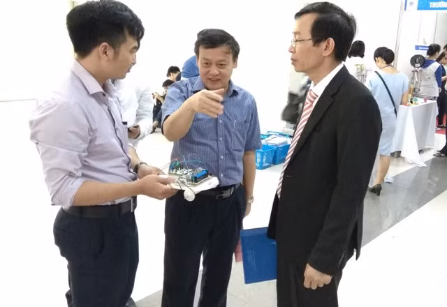 Giảng viên khoa SPKT giới thiệu sản phẩm trải nghiệm - Robot bám đường - với GS.Nguyễn Văn Minh - Hiệu trưởng Trường ĐH Sư phạm Hà Nội
