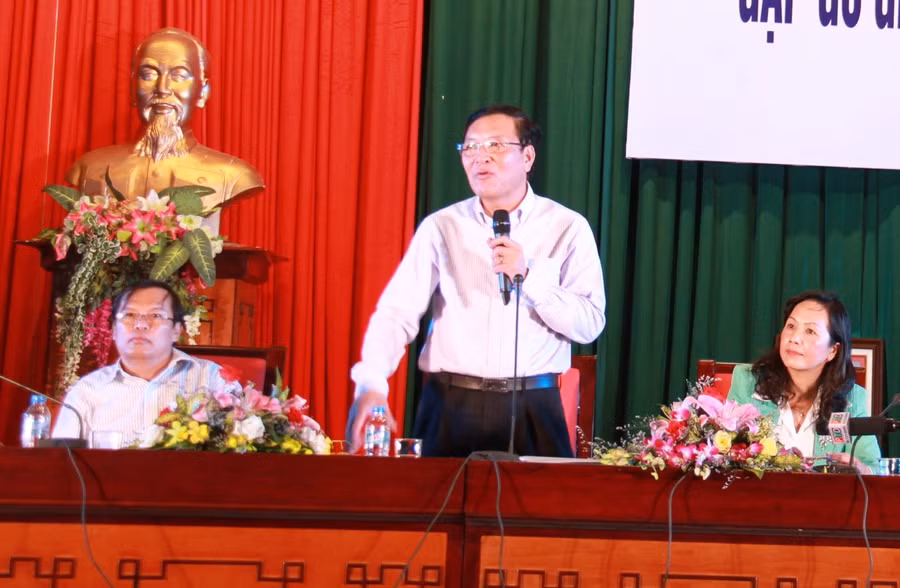 Bộ trưởng giao lưu với thầy và trò các trường THPT trên địa bàn thị xã Gia Nghĩa (tỉnh Đắk Nông) Bộ trưởng giao lưu với thầy và trò các trường THPT trên địa bàn thị xã Gia Nghĩa (tỉnh Đắk Nông)