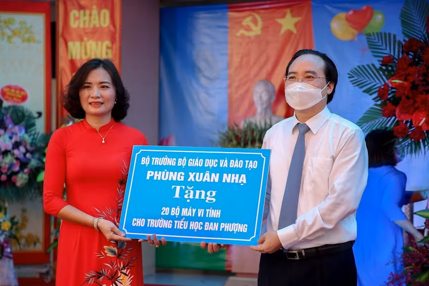 Tại lễ khai giảng, Bộ trưởng Bộ GD&amp;ĐT Phùng Xuân Nhạ đã tặng Trường tiểu học Đan Phượng 20 bộ máy vi tính.