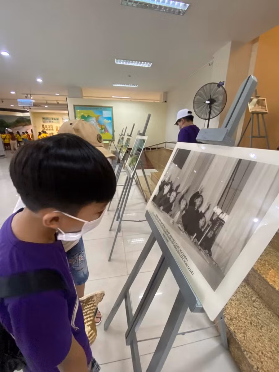 Hai em học sinh "tách đoàn" để xem kỹ từng bức ảnh tại triển lãm Chủ tịch Hồ Chí Minh với Quốc hội