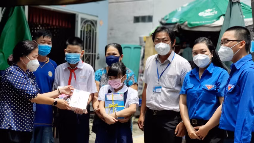 Quận đoàn Quận Phú Nhuận (TPHCM) đến nhà trao SGK và đồ dùng học tập cho học sinh.