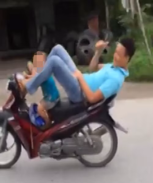 Những kiểu cho con đi xe máy nguy hiểm của bố mẹ