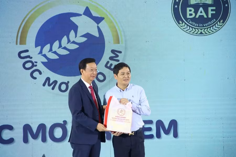 PGS.TS Võ Văn Thắng - Hiệu trưởng Trường ĐH An Giang tặng quà cảm ơn Chương trình. PGS.TS Võ Văn Thắng - Hiệu trưởng Trường ĐH An Giang tặng quà cảm ơn Chương trình.