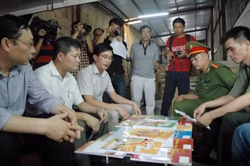 Đoàn kiểm tra làm việc với lãnh đạo Công ty Văn Hiến. Ảnh: CTV.
