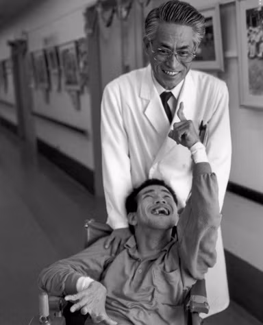 Bác sĩ và một bệnh nhân Minamata trong bệnh viện. Ảnh: ehp.niehs.nih.gov Bác sĩ và một bệnh nhân Minamata trong bệnh viện. Ảnh: ehp.niehs.nih.gov