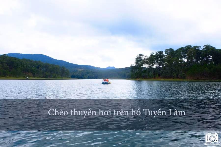 Từ trung tâm thành phố, các bạn đi theo đường Triệu Việt Vương ngay chỗ dinh III hướng về hồ Tuyền Lâm, trên đường đi bên phải sẽ thấy bảng chỉ dẫn vào khu du lịch Đường hầm đất sét, qua khỏi khu du lịch một chút bên trái là bến thuyền. Chèo thuyền phao trên hồ là trải nghiệm tuyệt vời.