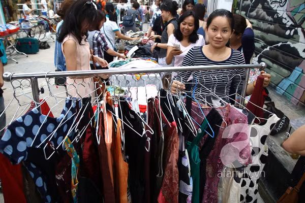 Khách đến mua hàng cũng tranh thủ chụp ảnh “tự sướng” bên những gian hàng đồ cũ.