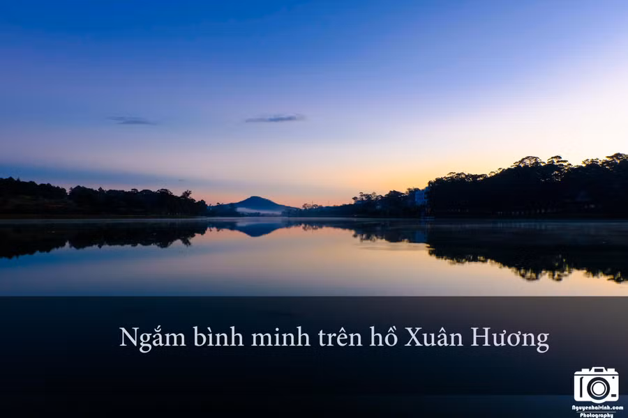 Bạn hãy thức dậy từ tầm 5h, đi bộ dọc theo hồ Xuân Hương để chiêm ngưỡng cảnh bình minh trên mặt hồ rất đẹp. Thời tiết khoảng 10 độ C, rất lạnh nhưng cũng rất đã.