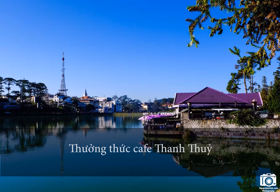 Quán nằm trên hồ Xuân Hương có vị trí tuyệt đẹp, màu tím của quán nổi bật giữa nền trời xanh biếc.