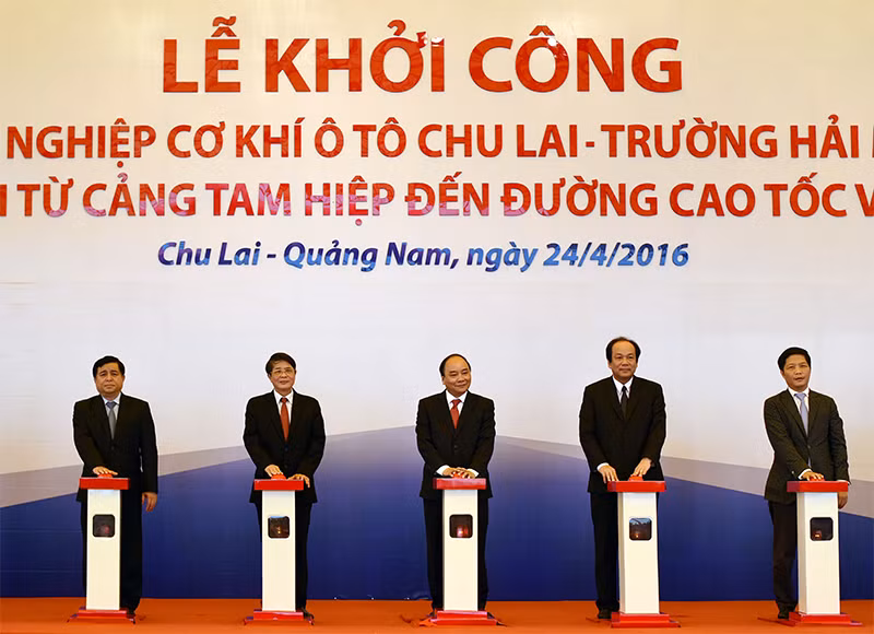 Thủ tướng và lãnh đạo các bộ, ban, ngành, địa phương bấm nút khởi công Khu công nghiệp cơ khí ô tô Chu Lai - Trường Hải mở rộng Thủ tướng và lãnh đạo các bộ, ban, ngành, địa phương bấm nút khởi công Khu công nghiệp cơ khí ô tô Chu Lai - Trường Hải mở rộng