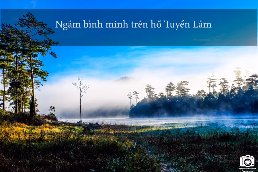 Bạn hãy dậy rất sớm rồi đi bộ ra chỗ bến thuyền. Lúc bình mình trên hồ có sương mù dày đặc, phía xa là dãy núi Voi hùng vĩ càng làm cho khung cảnh nơi đây như một bức tranh thủy mặc tuyệt đẹp.
