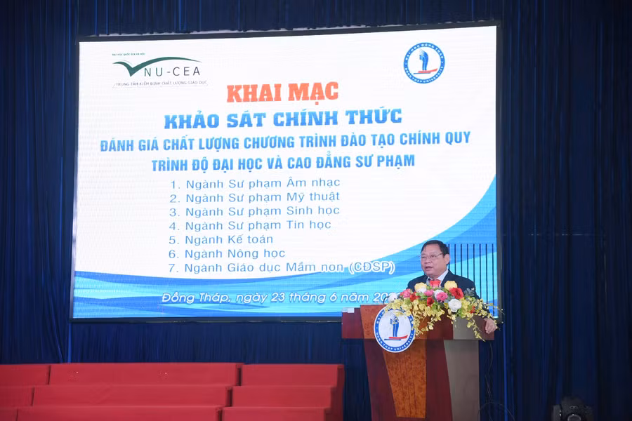 TS Hồ Văn Thống, Hiệu trưởng Trường ĐH Đồng Tháp phát biểu tại chương trình.