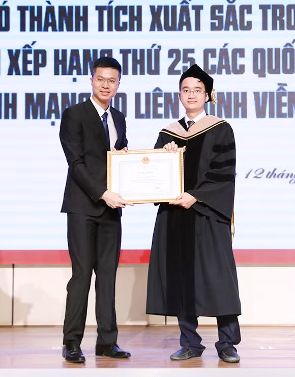 Đại diện Bộ Thông tin và Truyền thông trao Bằng khen của Bộ trưởng cho Hiệu trưởng Trường Đại học Duy Tân