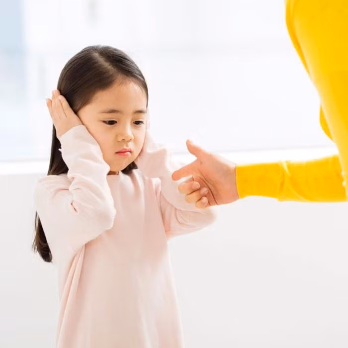 Cha mẹ cần bình tĩnh khi con mắc lỗi. Ảnh minh hoạ.
