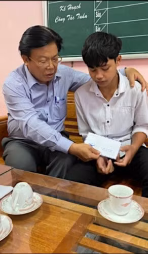 Ông Hà Thanh Quốc – Giám đốc Sở GD&amp;ĐT Quảng Nam động viên em Hồ Văn Lan có người thân gặp nạn trong vụ sạt lở ở Phước Thành.