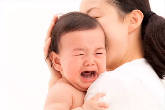 Ôm ấp, dỗ dành, vuốt ve trẻ là cách đơn giản và hiệu quả nhất mà các cha mẹ nên làm để trẻ không khóc nữa.