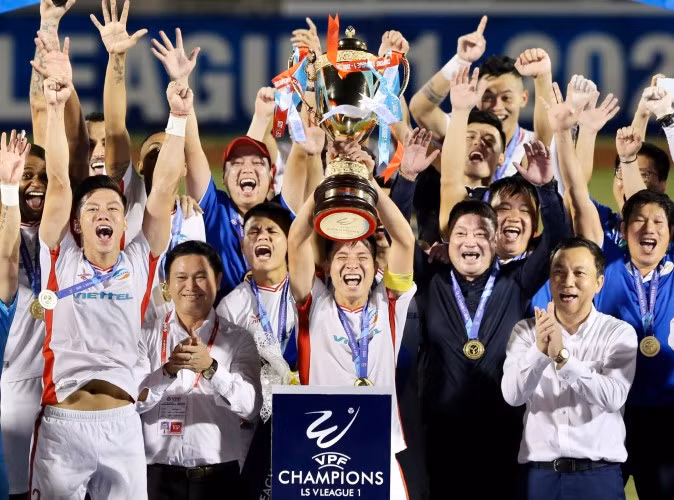 CLB Viettel nhận cúp vô địch V-League 2020.
