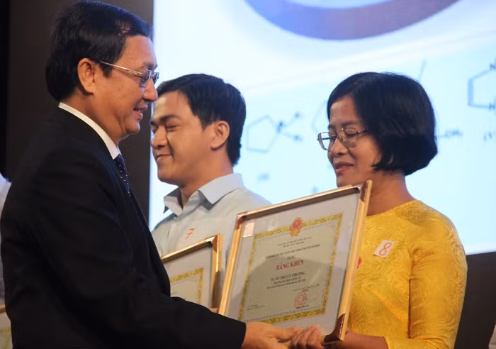 Trao bằng khen cho các cá nhân xuất sắc